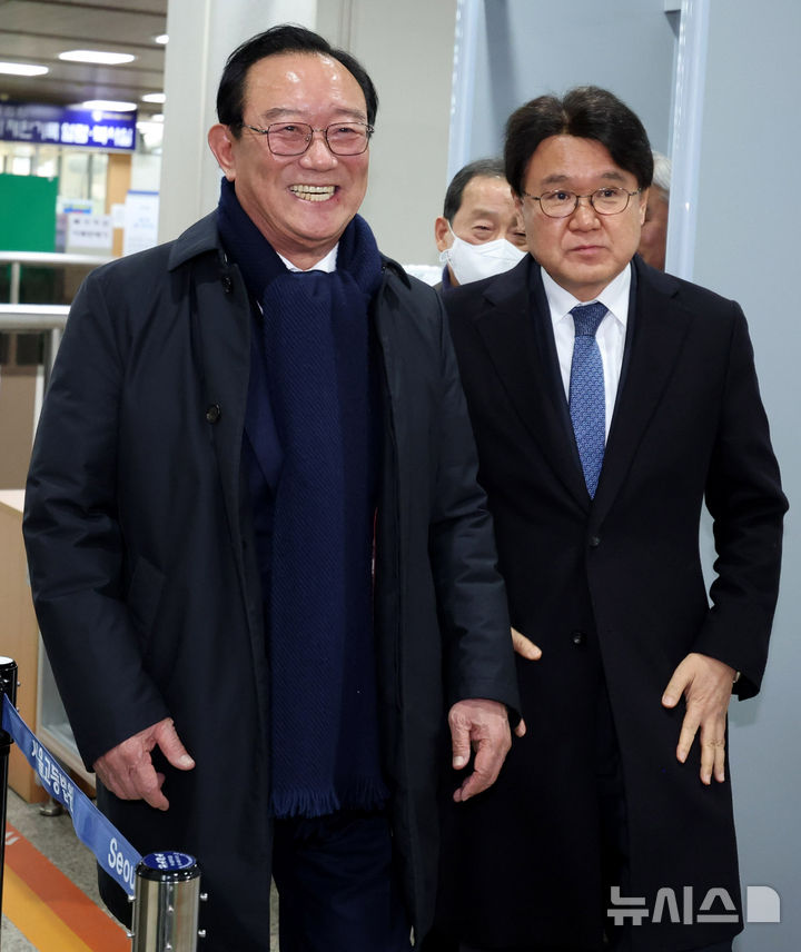 [Seoul=Newsis] Photographer Choo Sang-cheol captures former Ulsan Mayor Song Cheol-ho (left) and Hwang Un-ha, the leader of the Reform Party, leaving the courtroom after being acquitted in the appellate trial related to the 'Blue House Investigation Orders and Election Interference Allegations,' at the Seoul High Court on the morning of February 4th.