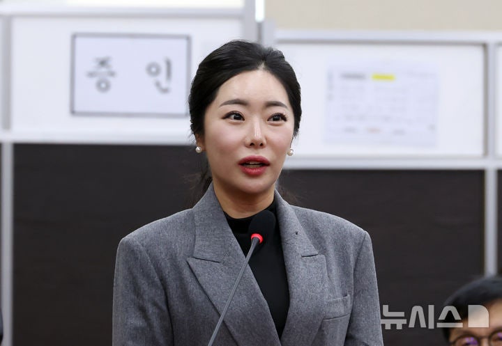 의원 질의에 답하는 '<b>비단아씨</b>' <b>이선진</b> 씨