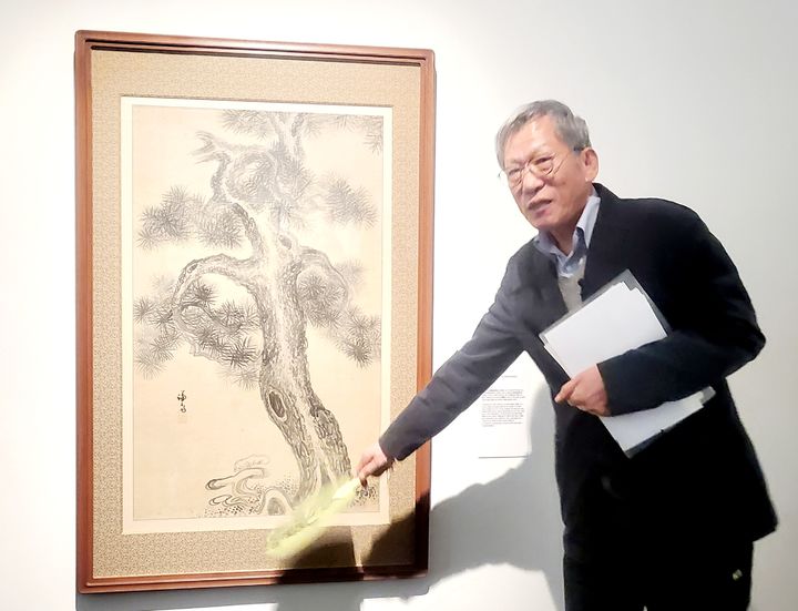 [사진=박현주 미술전문기자] 유홍준 명지대 석좌교수가 겸재 정선의 수송영지도(壽松靈芝圖, 소나무와 영지버섯)을 설명하고 있다. hyun@newsi.com.2025.02.04. *재판매 및 DB 금지