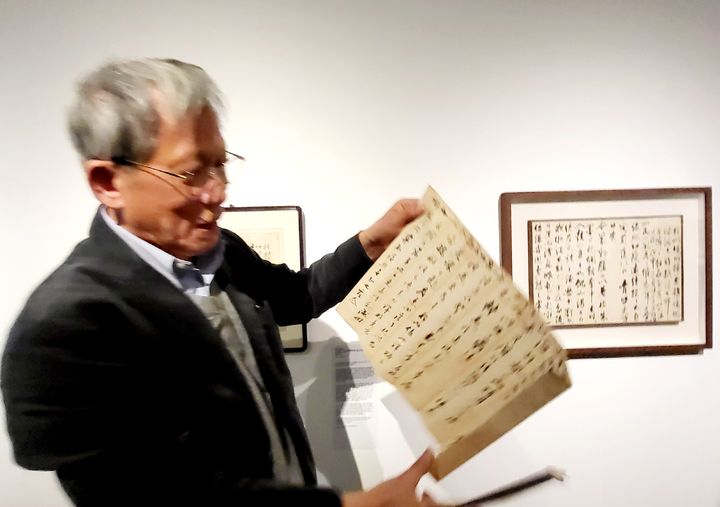 [사진=박현주 미술전문기자] 유홍준 교수가 옛 간찰을 직접 보여주며 추사의 글씨를 설명하고 있다. *재판매 및 DB 금지