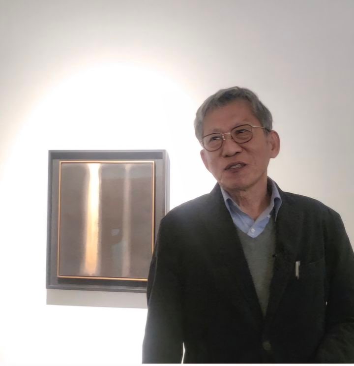 [사진=박현주 미술전문기자]유홍준 교수가 윤형근 작품 앞에서 45년 전 취재하다 의심했던 윤형근의 진심을 이젠 이해하게 됐다고 말하고 있다. *재판매 및 DB 금지