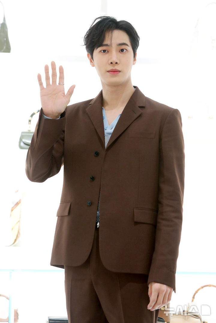 <b>추영우</b>, 멋진 <b>수트핏</b>