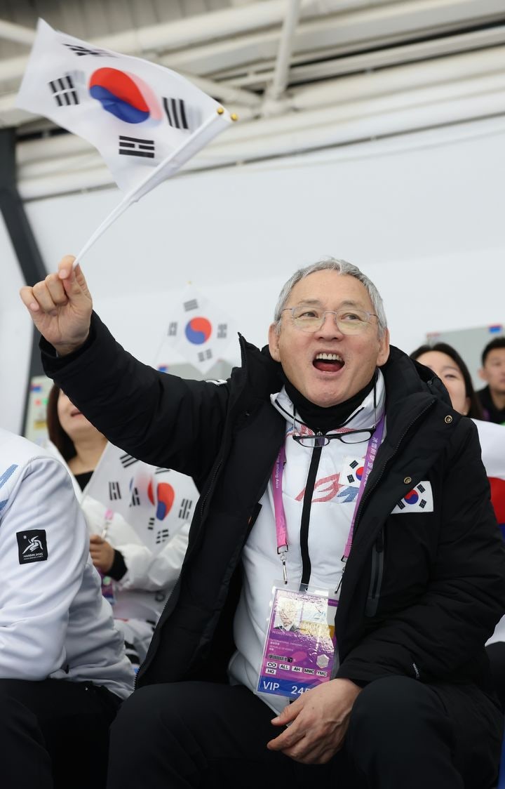 대한민국 선수단 <b>응원</b>하는 <b>유인촌 장관</b>