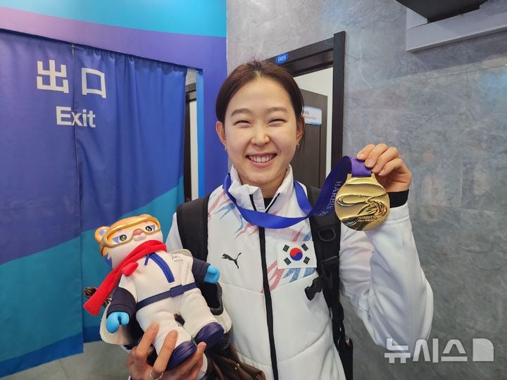 <b>이나현</b>과 동반 포디움…'金' <b>김민선</b> "우리가 잘한다는 것 보여줘"[하얼...
