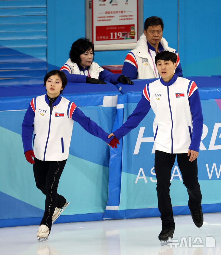北 <b>렴대옥</b>·<b>한금철</b>, 훈련 열중…인터뷰 요청에 "선수들 자극 말라"[하얼...