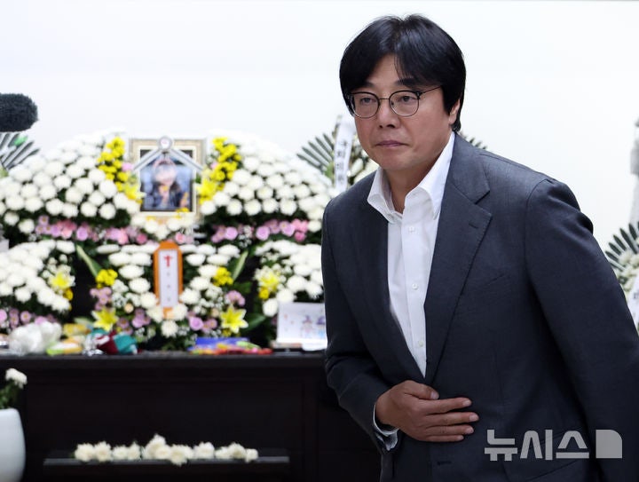 대전 피살 초등생 빈소 찾은 <b>황선홍</b>…하늘양父 "축구 좋아하는 아이였는...