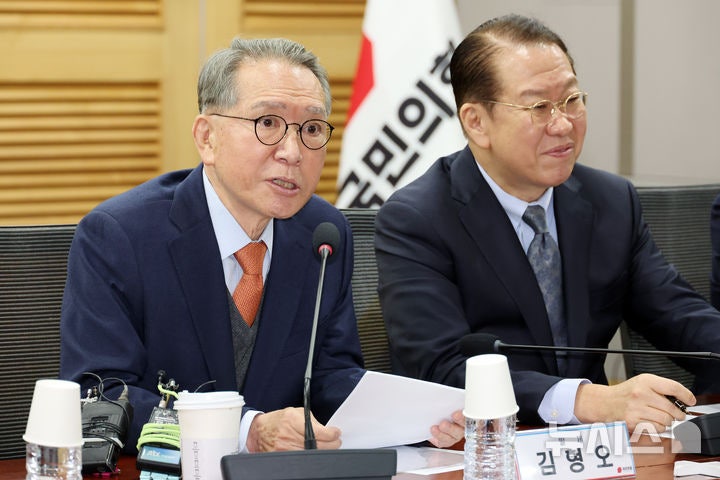 여 '쇄신 세미나' 참석한 <b>김형오</b> "국힘 투쟁력 부족…탄핵심판에 당당해...