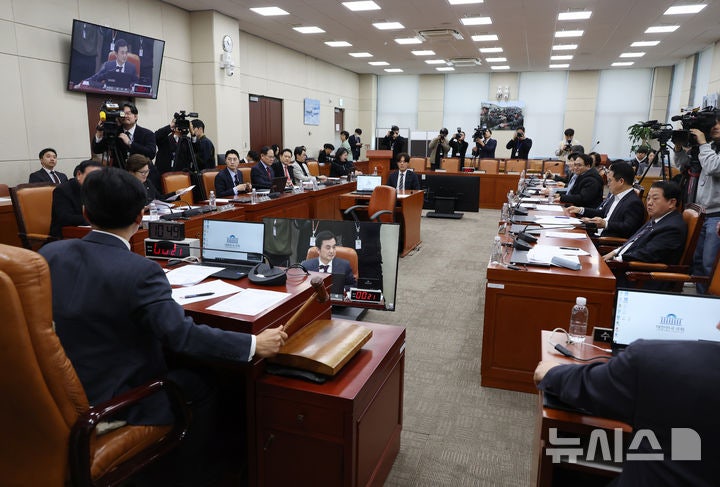 <b>내란 국조특위</b>, '<b>증인</b> 회유 의혹' 공방…여 "김현태 채택해야" 야 "새빨...