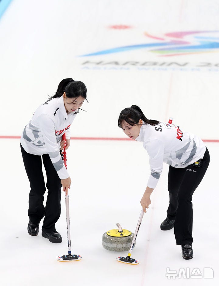 <b>여자컬링</b> 결승전, 스위핑하는 <b>김민지</b>-<b>김수지</b>