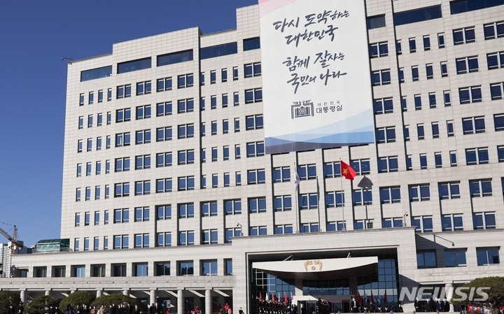 대통령실 "광주 탄핵 찬성 집회서 '尹<b>부부 딥페이크</b>' 유감…법적 대응"
