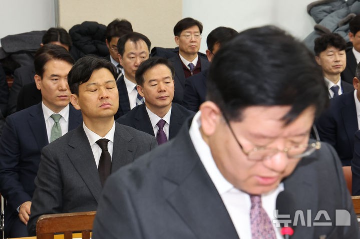 눈 감은 <b>박현수</b> 서울경찰청장 <b>직무대리</b>