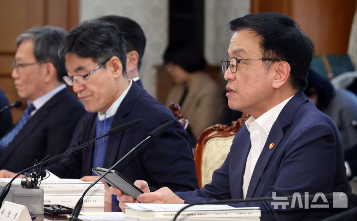 [서울=뉴시스] 최진석 기자 = 최상목 대통령 권한대행 부총리 겸 기획재정부 장관이 20일 정부서울청사에서 열린 국제개발협력위원회에서 발언하고 있다. (대통령실통신사진기자단) 2025.02.20. myjs@newsi