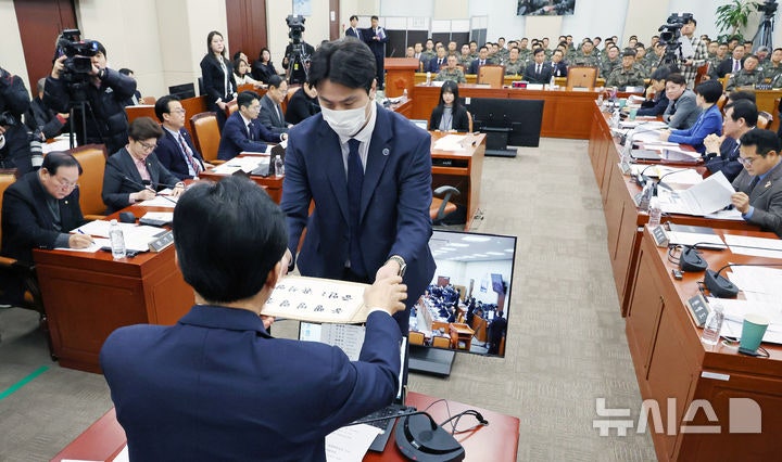 내란 <b>국조특위</b>, 윤 대통령·<b>김용현</b>·여인형 등 6명 <b>동행명령장</b> 발부