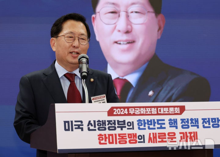 <b>유용원</b>, <b>우크라</b> 방문…"실전 경험 쌓은 <b>북한군</b> 방관 안돼"
