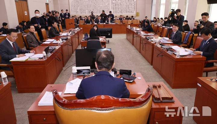 '<b>명태균 특검법</b>' <b>법사위</b> 소위 의결, 與 불참…26일 전체회의