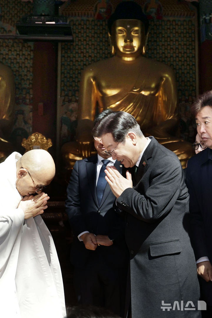 <b>조계사 방문</b>한 <b>이재명</b> 대표