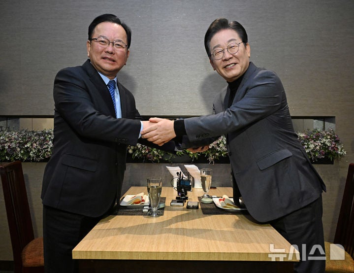<b>이재명</b> "내란 극복 집중할 때"…<b>김부겸</b> "<b>정치개혁</b> 나서야"(종합)