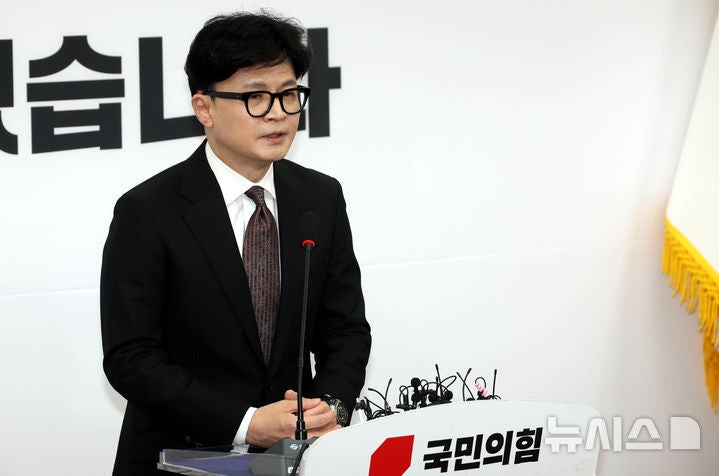 <b>정치 행보</b> 재개하는 <b>한동훈</b>…오늘 연평해전 연극 관람