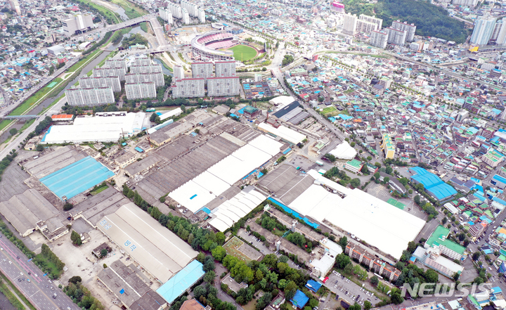 [gwangju =新聞]ryu hyung -geun reporter =在第六名，現代百貨公司集團計劃在第6屆促進Gwangju。在附近舉行專業棒球比賽的燈光