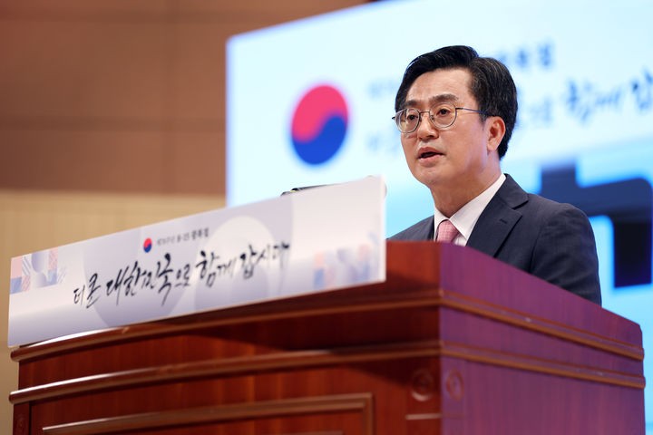 州長金東（Kim dong -Yeon）是在15日在貢隆吉（Gyeonggi）舉行的經濟科學促進局舉行的78週年解放日儀式上的慶祝活動。（照片= gyeonggi -do提供） *禁止轉售和DB