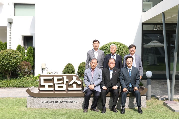 [suwon = newsis]在第26日，金東（Kim dong -Yeon），州長金東（Kim dong -Yeon），董事長李鍾（Lee Jong -chan），金·薩姆·旺（Kim Sam -Woong）（第7屆）和漢·西·瓊（Han Si -Jun）（第12名），前獨立紀念堂，正在拍照。（照片= gyeonggi -do提供） *禁止轉售和DB