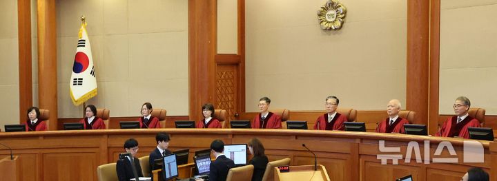 [seoul =新聞]記者金·蓋姆（Kim Geum -Bo）=包括月球憲法法院在內的憲法法官於1月16日坐在1月16日，即Yoon Seok -yeol總統彈each的第二天。左邊的政治