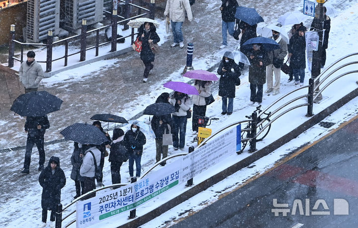[Suwon =新聞]記者Kim Jong -taek =上個月12日，當時大雪樹在大都市地區有效，公民正在Yeongtong -Gu，Suwon -si，Suwon -si，Gyeonggi -do -Do上工作，正在等待公共汽車。2025.02.12。JTK@Newsis