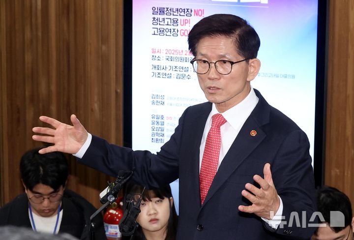[首爾=新聞]記者Cho Sung-bong =僱用和勞工部長Kim Moon-soo在完成在上個月在Yeouido的國民議會研討會室舉行的雙贏勞工改革辯論後，正在回答記者的問題。