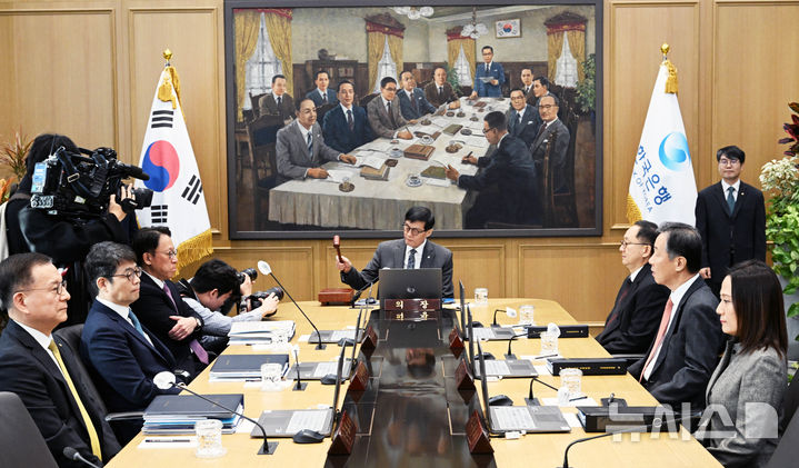 [Seoul = Newsis]攝影聯合報告基金會=韓國銀行總裁Lee Chang -Yong在韓國銀行主樓舉行的金融貨幣委員會全體會議上敲峰。2025.02.25。