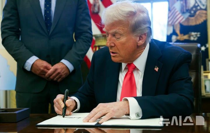 [華盛頓= AP/新聞]美國總統唐納德·特朗普（Donald Trump）下令通過第二（當地時間）的行政命令（包括XRP，SOL和ADA）在內的加密貨幣戰略庫存。特朗普總統在上個月25日的數據照片中的白宮工作