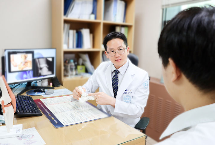 [seoul = newsis]根據醫學界的第四次醫學界，皮膚破裂的部分受到了破壞，由於事故而導致皮膚消失。斷裂骨暴露於外部環境，並受到嚴重肌肉損害的風險
