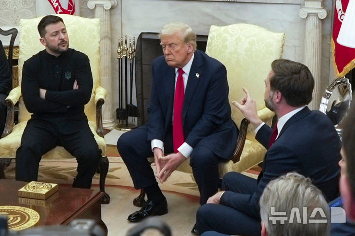 [華盛頓= AP/Newssis]唐納德·特朗普（Donald Trump）（中）上個月在當地時間（當地時間）在華盛頓白宮辦公室開會。2025.03.03。