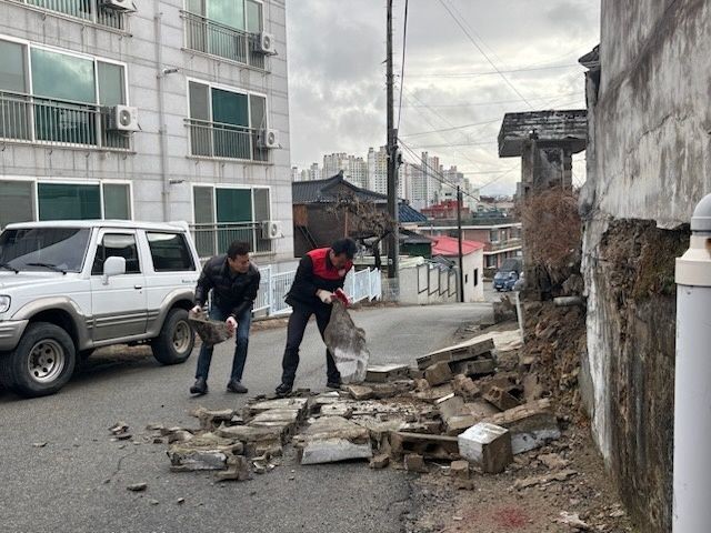 [Seosan = Newsis]Seosan市政廳員工正在努力從第三天早上在Buchun -Dong的Old House倒塌中恢復過來。（照片= Seosan City）2025.03.03。*轉售和DB黃金