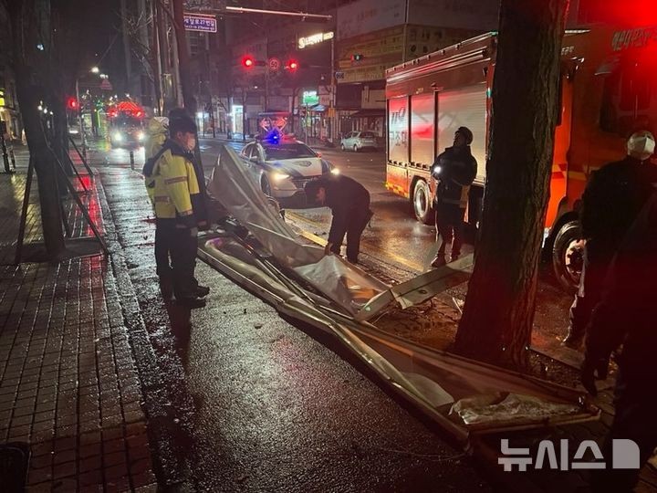 [Busan = Newsis]在第三次張貼強風時，在Haeundae -Gu的一條路上收到了一份報告。（照片=釜山消防總部）2025.03.03。*