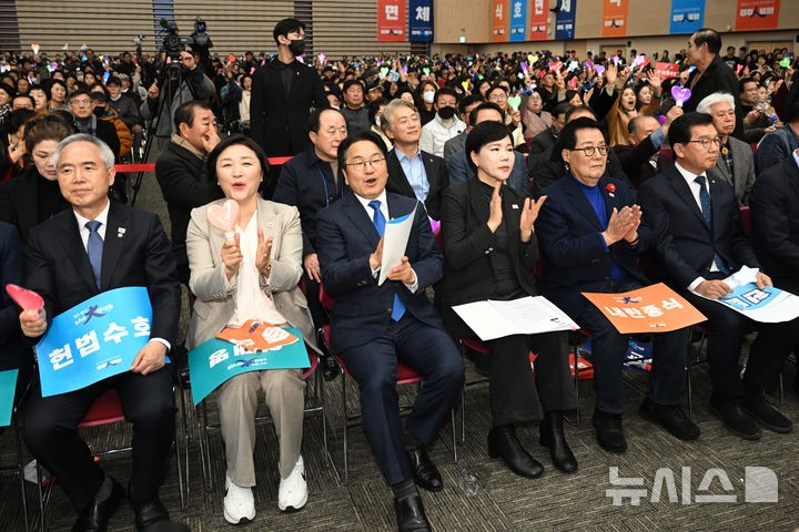 [Gwangju =新聞]記者公園Ki -woong =市長Kang -Jung參加了在第三名的Gwangju -Gu的Kimdaejung會議中心舉行的Gwangju -Gu（IN -IN）論壇，在第三名，與地方議員們合作。2025.03.03。pb
