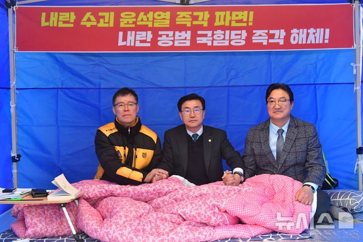 "<b>윤석열</b> <b>파면</b>" 촉구 이주갑 완주군의원, 무기한 단식농성