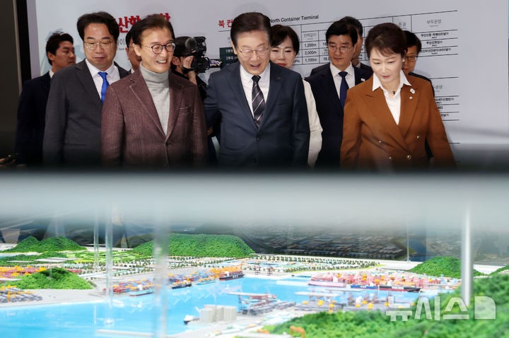 <b>부산</b>신항 <b>방문</b>한 <b>이재명 대표</b>