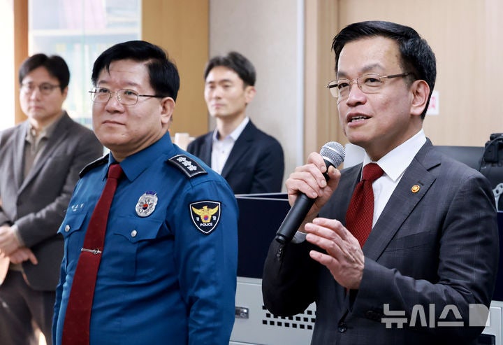 최상목 대통령 권한대행, 경찰청 찾아 <b>민생범죄 점검회의</b> 주재 [뉴시스...