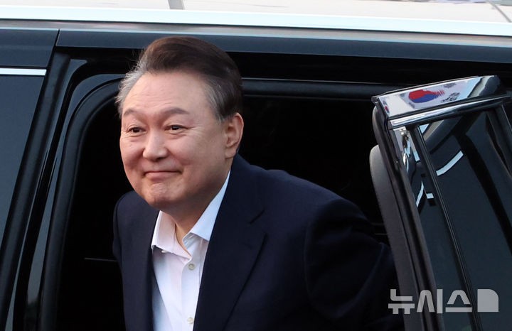 한남동으로 돌아온 윤 <b>대통령</b>, '<b>관저 정치</b>' 나설까?