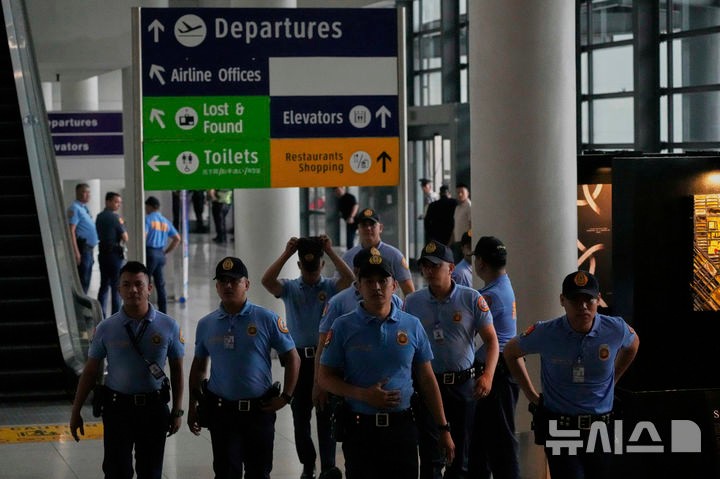 <b>두테르테</b> 전 필리핀 대통령 공항서 전격 <b>체포</b>…<b>ICC</b> 영장 집행 정부가 협...