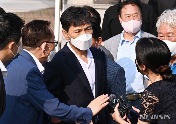 법원, 2심서 "'성폭행' <b>안희정</b>, 김지은에 8300만원 지급해야"