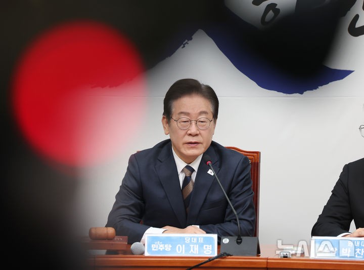 <b>이재명</b> "국힘, <b>헌재</b> 판결 앞두고 <b>겁박</b> 시위…내란선동 중단하라"