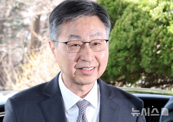 <b>직무 복귀</b>한 <b>최재해 감사원장</b> "현명한 결정에 감사… 공직기강 확립에 ...