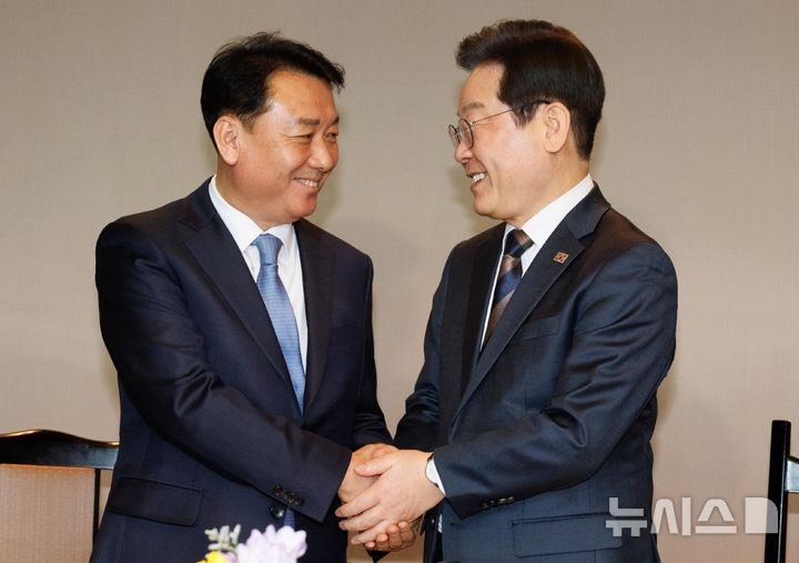 <b>이재명</b>, <b>이광재</b> 만나…"경제 등 제언 들어…민주 정책 결정에 큰 도움"