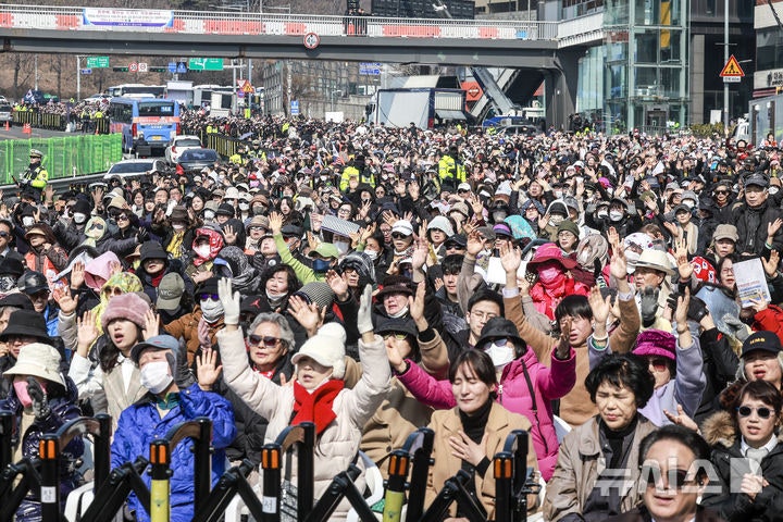 <b>전광훈</b> "<b>윤석열</b> 감옥 간 것은 하나님의 역사"…<b>탄핵</b> 반대 예배
