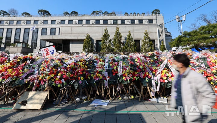윤 <b>탄핵</b>심판 선고, 이재명 선거법 2심보다 늦어지나