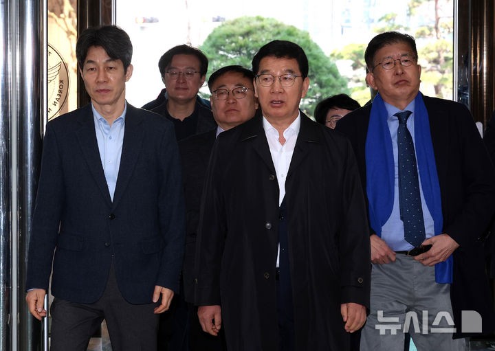 "경찰청, 민주당 의원 '<b>계란 투척</b>사건' 송구하다 사과"