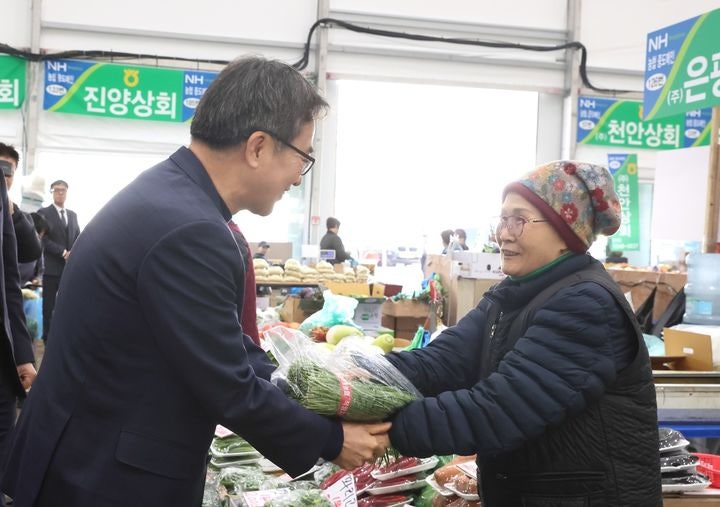 <b>김동연</b>, 안양농수산물도매시장 방문 '저온저장고' 약속