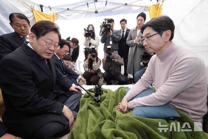 <b>김경수</b>, <b>단식</b> 14일째 건강 악화로 병원 이송…"의료진 권고"