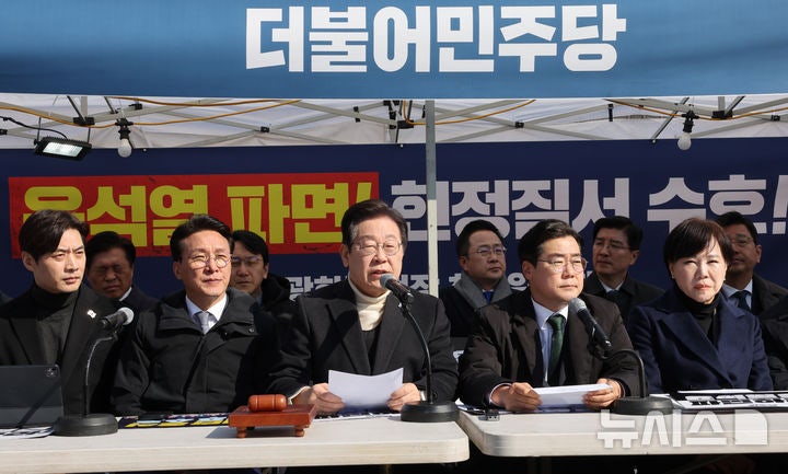 이재명 항소심 이틀 앞두고…<b>민주당</b>, <b>광화문</b>에 '<b>천막당사</b>'